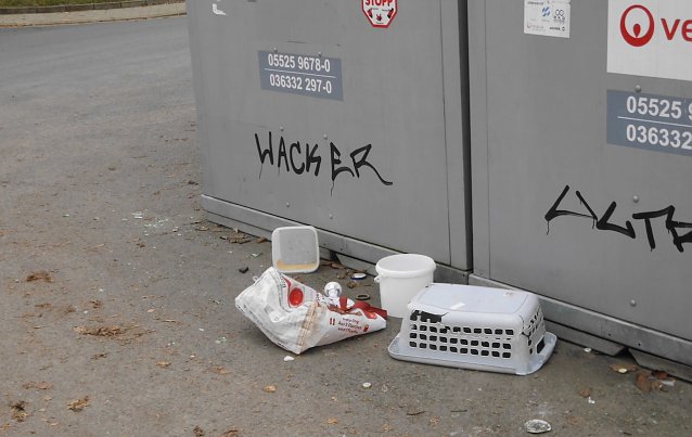 Bild: M&uuml;ll an den Containern beklagt unser Leser Manfred Kappler