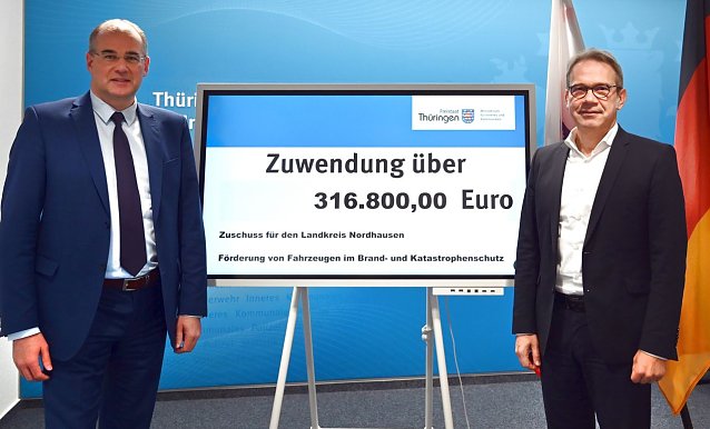 Bild: Der Th&uuml;ringer Innenminister Georg Maier hat heute Landrat Matthias Jendricke die F&ouml;rdermittelbescheide f&uuml;r vier weitere Feuerwehrfahrzeuge f&uuml;r den Landkreis Nordhausen &uuml;bergeben