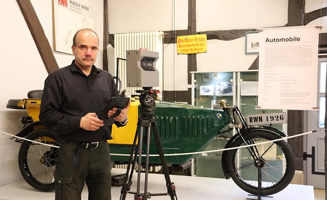 Bild: Dirk Leiber beim 3D-Scan im Museum Tabakspeicher    