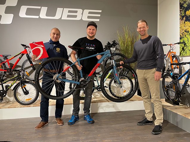 Bild: v.l.n.r. Gunnar Haase (Rotarier), Freddy� (Store Leiter), Tino Pf&ouml;rtner (Lion)