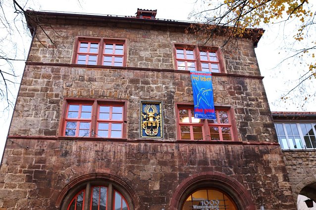 Bild: Zum internationalen Aktionstag gegen Gewalt an Frauen zeigt das Nordh&auml;user Rathaus Flagge