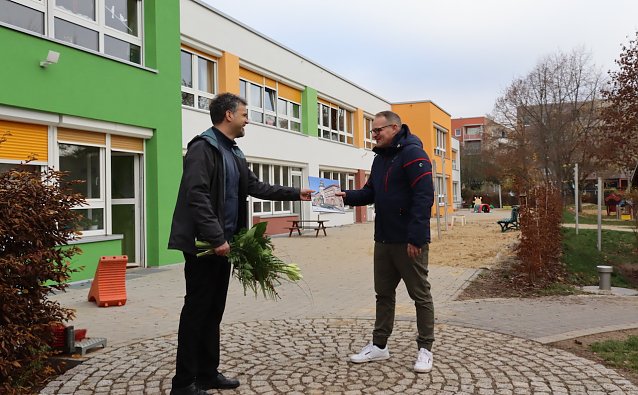 Bild: Oberb&uuml;rgermeister Kai Buchmann und Tobias Erlmeier, Leiter der Kindertagesst&auml;tte