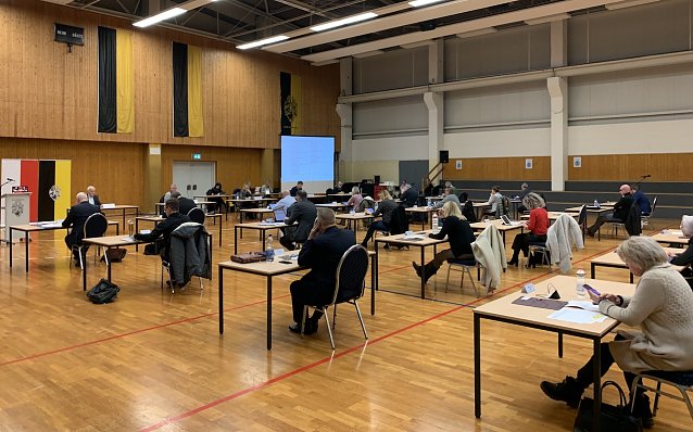 Bild: Der Stadtrat im Corona-Modus tagte erneut in der Ballspielhalle