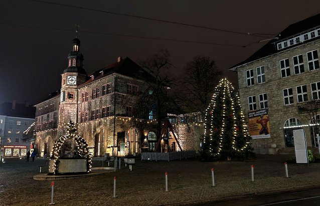 Bild: Der Rathausplatz im Lichterglanz
