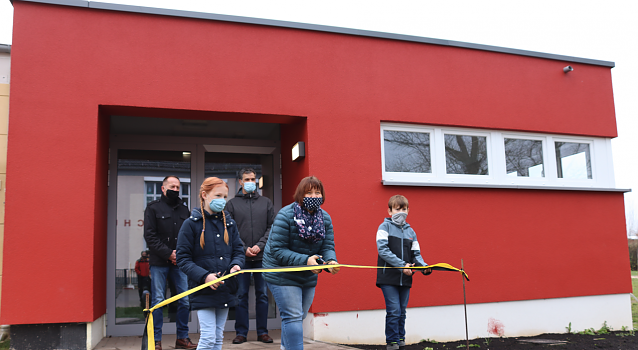 Bild: Banddurchschneiden durch Sch&uuml;ler der Grundschule und Lehrerin Frau Nicol Orth. Im Hintergrund OB Kai Buchmann und Thoralf Breuer 	