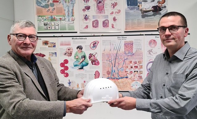Bild: Dr. med. Helmut Ursin und sein Nachfolger, Herrn Markus Pietsch