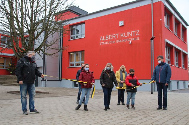 Bild: Sch&uuml;ler der GS und Lehrerin Karolin Picht