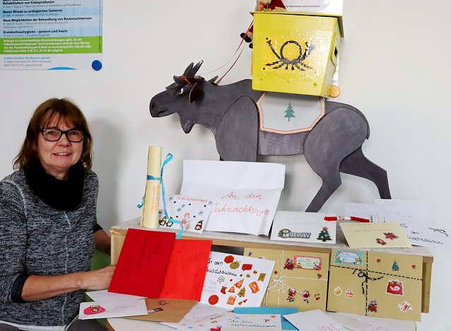 Bild: Die Leiterin der Stadtinformation, Birgit Adam, beim t&auml;glichen Leeren des Briefkastens