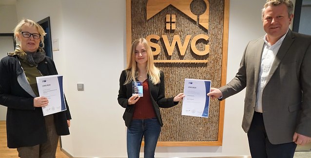 Bild: SWG-Chefin Inge Klaan (links) erhielt von Christian B&ouml;duel die Urkunde als hervorragender Ausbildungsbetrieb. Natalie Schambach wurde als beste Auszubildende in ihrem Beruf ausgezeichnet. 