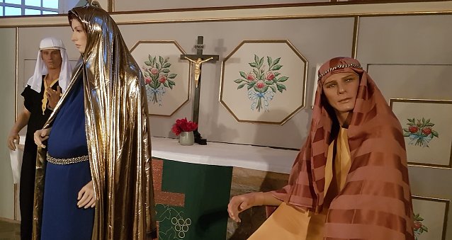 Bild: Lebensgro&szlig;e Krippenfiguren in Elende