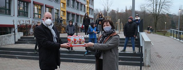Bild: Die Sch&uuml;ler von Schulleiterin Carola B&ouml;ck (rechts) konnten sich heute gleich zwei mal freuen: ihr neu gestalteter Schulhof wurde frei gegeben und Landrat Jendricke (links) hatte zur Feier des Tages Schoko-Weihnachtsm&auml;nner f&uuml;r Lehrer und Sch&uuml;ler mitgebracht 