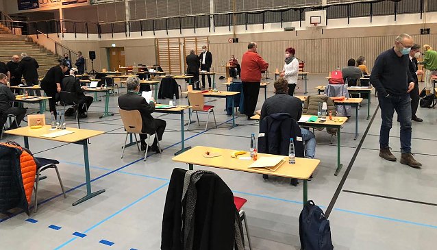 Bild: Kurz vor der Sitzung in der Wiedigsburghalle