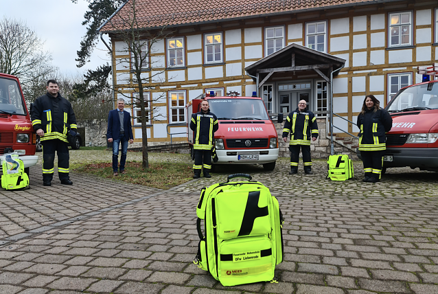 Bild: v.l.: Robert Sauer (FFW Limlingerode), Andreas Gerbothe (B&uuml;rgermeister), Jens Rothensee (FFW Liebenrode), Thomas Evers (Ortsbrandmeister) und Michelle Paulmann (FFW Branderode). 