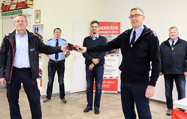 Bild: Foto v.l.n.r.:  Leiter der Berufsfeuerwehr Thomas Schink&ouml;th, Stefan Sch&ouml;nemann und Wehrf&uuml;hrer Carsten Vogel, Freiwillige Feuerwehr Nordhausen-Mitte, Jens Wenke Vorsitzender des F&ouml;rdervereins der FFw Nordhausen-Mitte  und Oberb&uuml;rgermeister Kai Buchmann (Mitte)