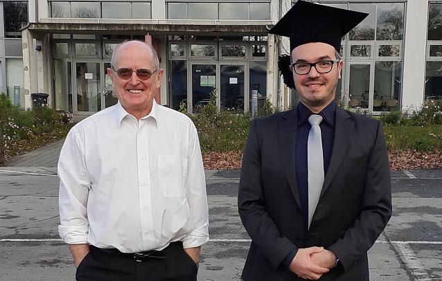 Bild: Der frisch gebackene Dr.-Ing. Mathias Haenecke mit Doktorvater Prof. Dr. J&uuml;rgen Poerschke