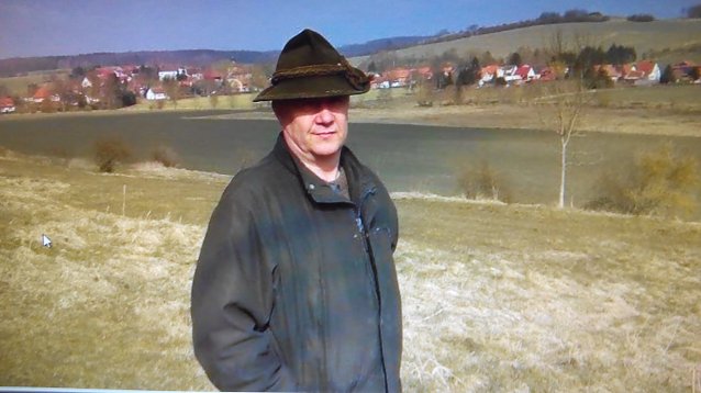 Bild: Jens Schlichting auf der Anh&ouml;he bei Mauderode. Im Hintergrund sein Dorf Gudersleben.