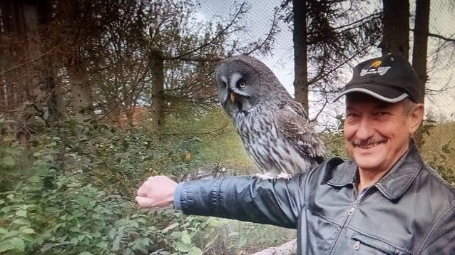 Bild: Gern ist Otfried Pabst mit den Landsenioren unterwegs. So war er auch mit in G&uuml;ntersberge beim Falkner Wolfgang Mursa und zeigte Mut, als sich ein Bartkauz auf seinem Arm niederlie&szlig;.