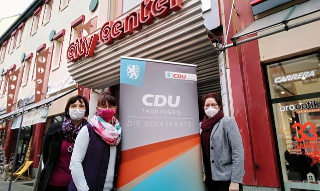 Bild: Anja Sturm, Kerstin Linsel und Kerstin Sommerfeld (von links) sind auch in der neuen CDU-Gesch&auml;ftsstelle und Bundestags-B&uuml;rgerb&uuml;ro von Manfred Grund im City-Center der Bahnhofstra&szlig;e Ansprechpartnerinnen f&uuml;r die Menschen im Landkreis Nordhausen