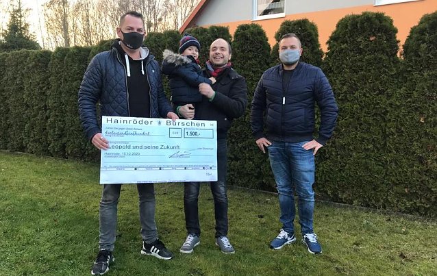 Bild: Tino Neander, der Burschenschulze, (links im Bild) hat alle Vereinsmitglieder um Hilfe gebeten. Fabian Klimm, auch Vereinsmitglied ist rechts im Bild. In der Mitte Vater und Sohn Bergmann�