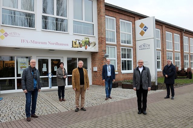 Bild: Landrat Matthias Jendricke, der 1. Beigeordnete Stefan N&uuml;&szlig;le und Carola B&ouml;ck, Vorsitzende des Ausschusses f&uuml;r Schulen, Kultur und Sport des Kreistages &uuml;bergaben dem Tr&auml;gerverein des IFA-Museums symbolisch die F&ouml;rdersumme.