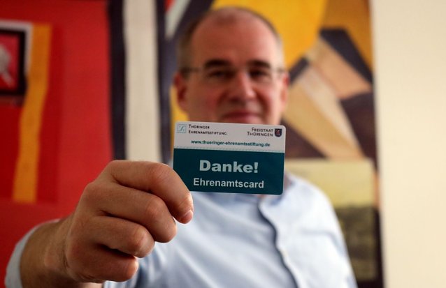 Bild: Landrat Matthias Jendricke mit der Ehrenamtscard