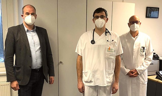 Bild: Landrat Matthias Jendricke hat heute Markus Batereau als &Auml;rztlichen Leiter f&uuml;r den Rettungsdienst des Landkreises Nordhausen verabschiedet. Diese Aufgabe &uuml;bernimmt nun Julian Christoph Gonschorrek zum 1. Januar 2021, der zugleich im S&uuml;dharz Klinikum Nordhausen die Zentrale Notaufnahme leitet.