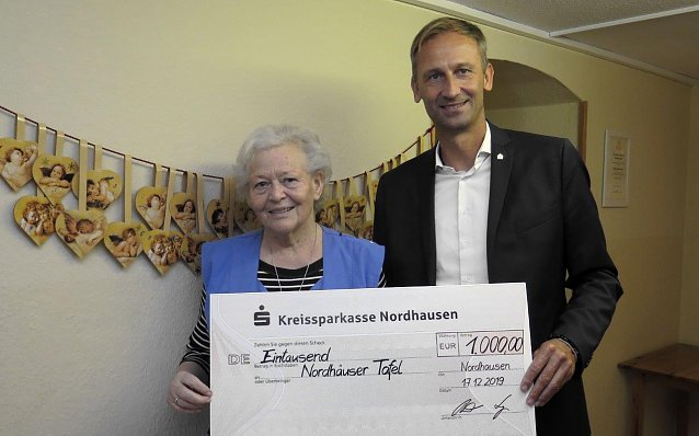 Bild: Ein Bild aus anderen Tagen:  Tafel-Chefin Helga Rathenau und WBG-Vorstand Sven D&ouml;rmann bei der Spenden&uuml;bergabe im vergangenen Jahr