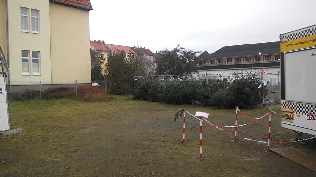 Bild: Die Freifl&auml;che zwischen Burgermeister im Westen  und der H&auml;userreihe im Osten gibt was her. Vielleicht k&ouml;nnte auf dieser einmal ein Wohnhaus stehen. 