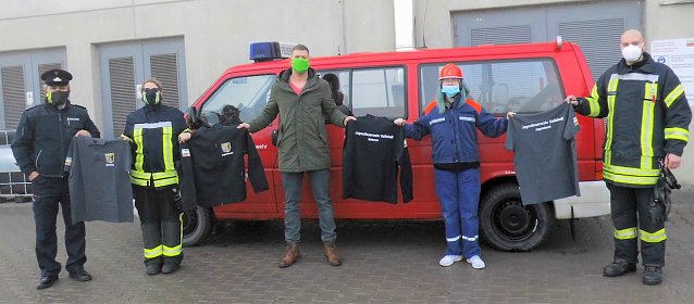 Bild: Mitte Ronny Mietzsch-Betriebsleiter der Bleicher&ouml;der Gro&szlig;b&auml;ckerei und das Betreuerteam der Jugendfeuerwehr Sollstedt