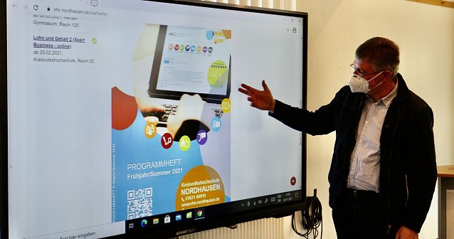 Bild: VHS-Leiter Gerhard T&ouml;lle erl&auml;utert das neue Semesterprogramm
