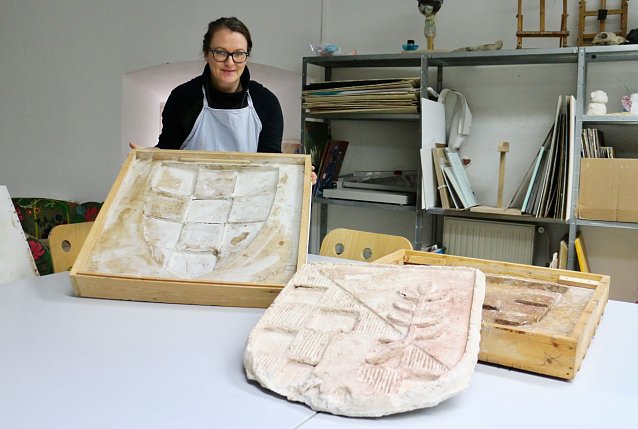 Bild: Corinna Kr&uuml;gel zeigt die neuen Matrizen f&uuml;r die Hohnsteiner Wappen