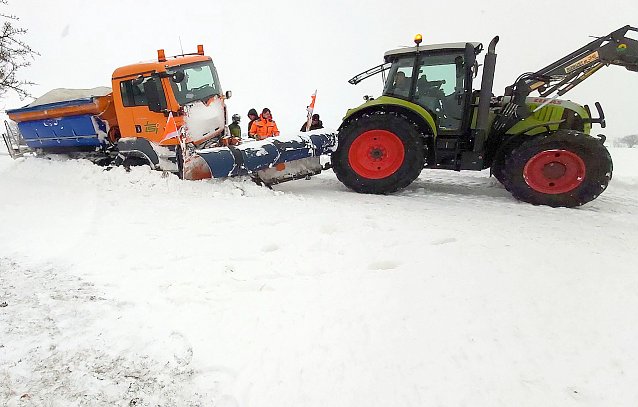 Bild: Traktor versucht zum helfen