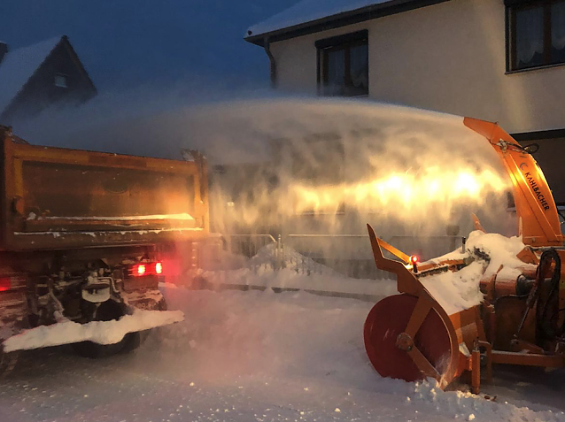 Bild: Beseitigung Schneeberge in Niedersachswerfen. Feuerwehren, Firmen und Schneefr&auml;se in Zusammenarbeit.