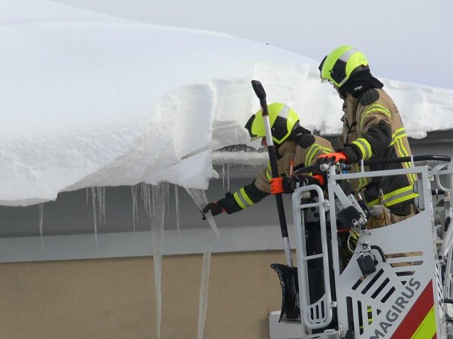 Bild: Schneewehr im Einsatz am Sozialgericht