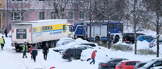Bild: Das THW befreite heute auf dem Bebel-Platz einen festgefahrenen Lkw