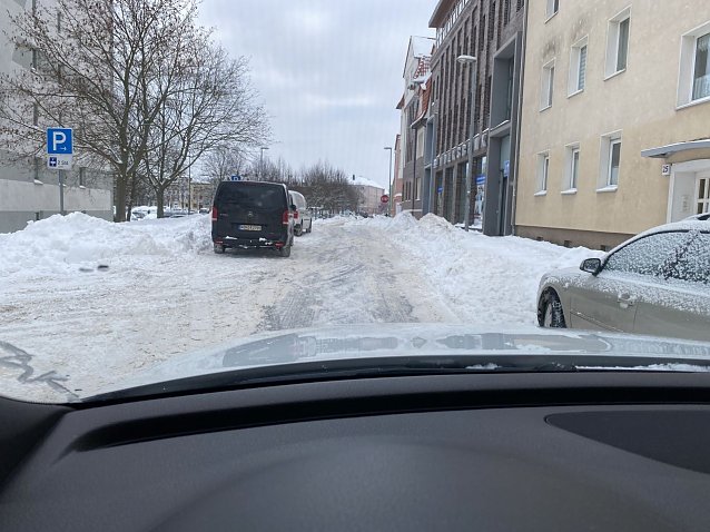 Bild:  Die Zufahrt zum Hof in der Weberstra&szlig;e. Der Lastzug kann hier nicht umlenken, da der Schneeberg das an der Seite verhindert.