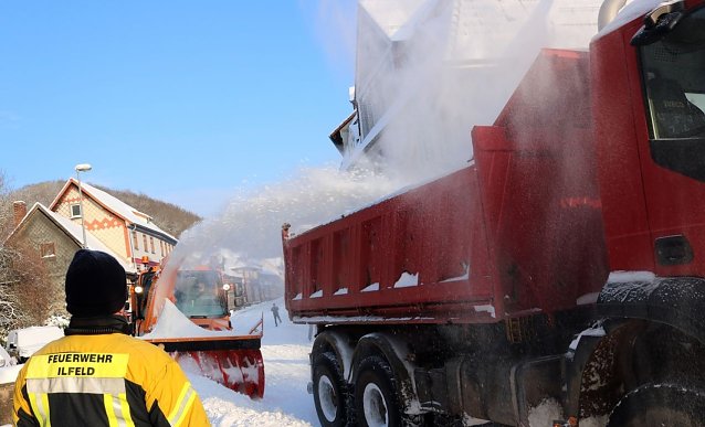 Bild: Feuerwehr im Schnee-Einsatz