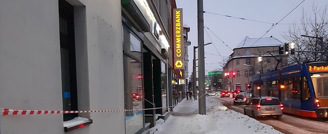 Bild: Die ausgefallenste Art des Winterdienstes ist die Absperrung 