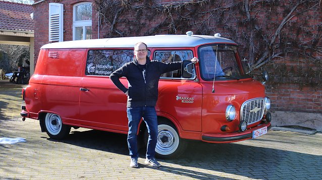 Bild:  Torsten Nucke vor seinem roten Barkas B 1000, Bj 1985  