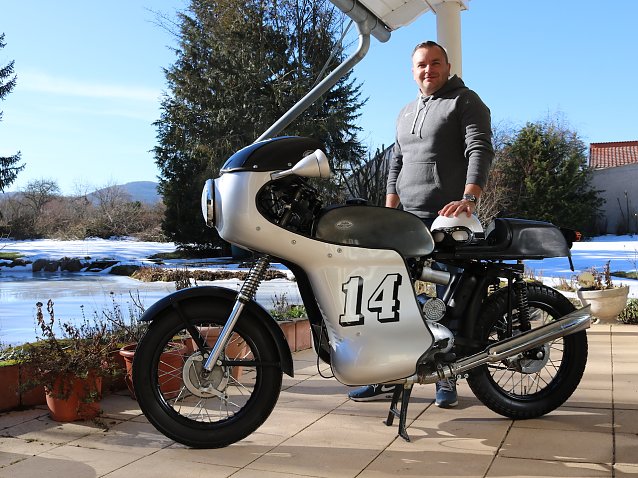 Bild: Fabian Klimm mit einer Cafe- Racer auf Basis einer Jawa 350, Bj. 1958