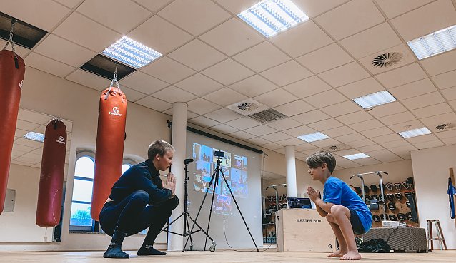Bild: Training vor der Videowand mit zugeschalteten Teilnehmern 