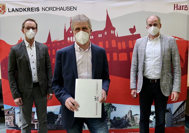 Bild: Andreas Gerbothe, Matthias Jendricke und dem Leiter der Kommunalaufsicht Holger Lorek
