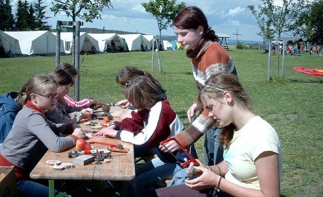 Bild: Fr&ouml;hliche Kinder bei einem fr&uuml;heren Handwerkercamp