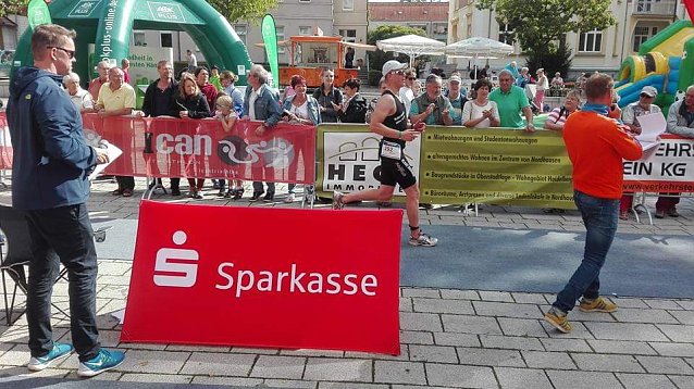 Bild: Steffen Henke moderierte den Einlauf des Nordh&auml;user Triathlons