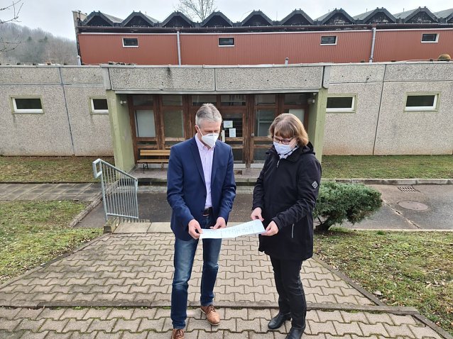 Bild: Schulleiterin Carola Gr&uuml;tzner-Radtke und Andreas Gerbothe besprechen das neue Raumkonzept
