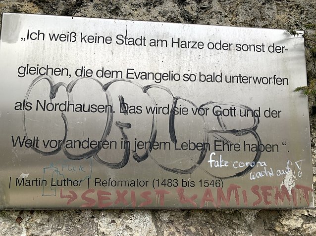 Bild: Ehrentafel an der Nordh&auml;user Stadtmauer: Notizblock f&uuml;r Idioten