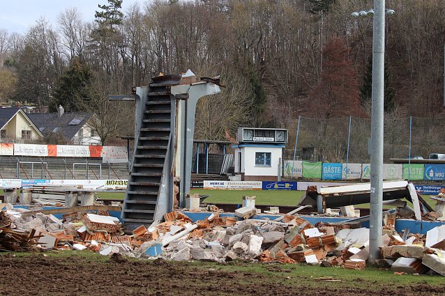 Bild: Einsam ragt die eiserne Treppe zum Himmel