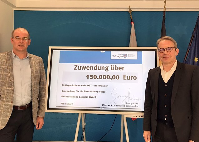 Bild: Innenminister Georg Maier hat Landrat Matthias Jendricke jetzt eine Sonderf&ouml;rderung &uuml;ber 150.000 Euro f&uuml;r die Beschaffung eines Ger&auml;tewagen-Logistik GW-L2 &uuml;bergeben