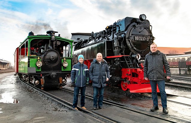 Bild: Foto 1 (HSB/Heide Baumg&auml;rtner): Faszinierender Gr&ouml;&szlig;envergleich: Die kleine Dampflok Laura von der Chiemsee-Bahn begegnete in der Einsatzstelle Wernigerode einer 61 Tonnen schweren und 700 PS starken Brockenlok der HSB. Michael Fe&szlig;ler, Gesch&auml;ftsf&uuml;hrer der Chiemsee-Schifffahrt Ludwig Fe&szlig;ler KG, sein Sohn Martin Fe&szlig;ler und HSB-Gesch&auml;ftsf&uuml;hrer Matthias Wagener waren bei diesem besonderen Anlass vo