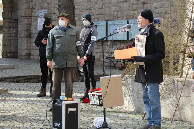 Bild: Die Versammlungsleitung zu Beginn der Demo